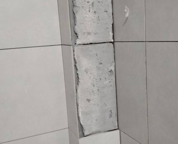 路北瓷砖空鼓维修公司分享下瓷砖施工前基层浇水润湿程度不足，可能导致以下问题